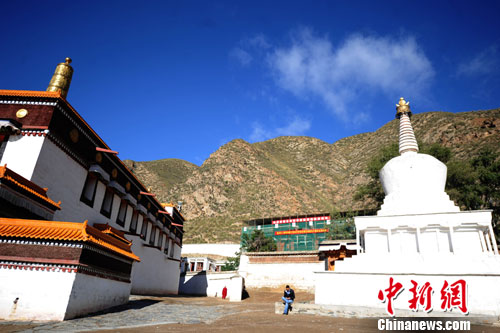 བླ་བྲང་བཀྲ་ཤིས་འཁྱིལ་ལ་ཞིག་གསོ་རྒྱ་ཆེན་པོ་གནང་བཞིན་པ།